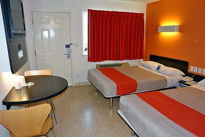 Motel 6 Boston South - Braintree Exterior photo