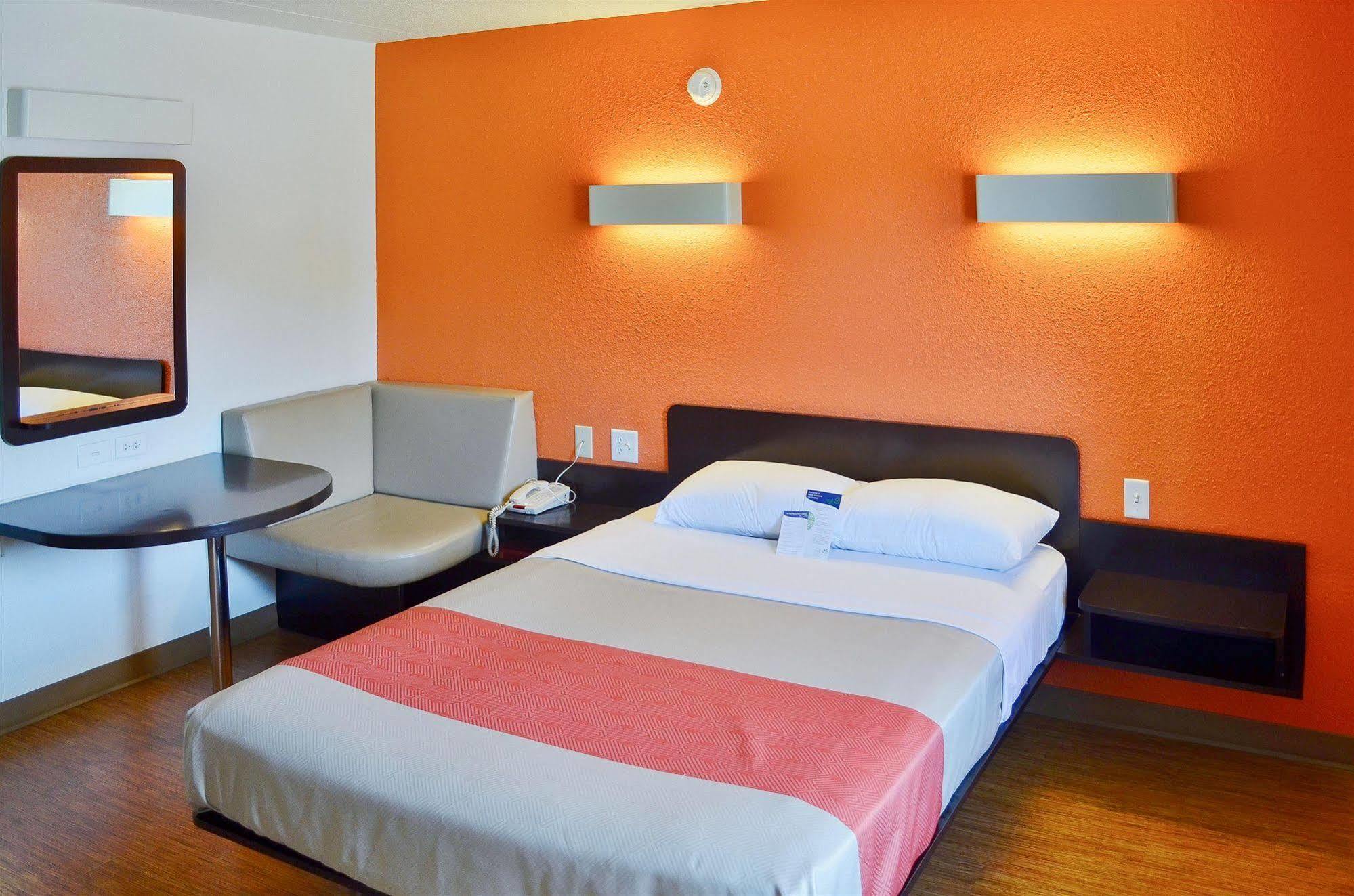 Motel 6 Boston South - Braintree Exterior photo