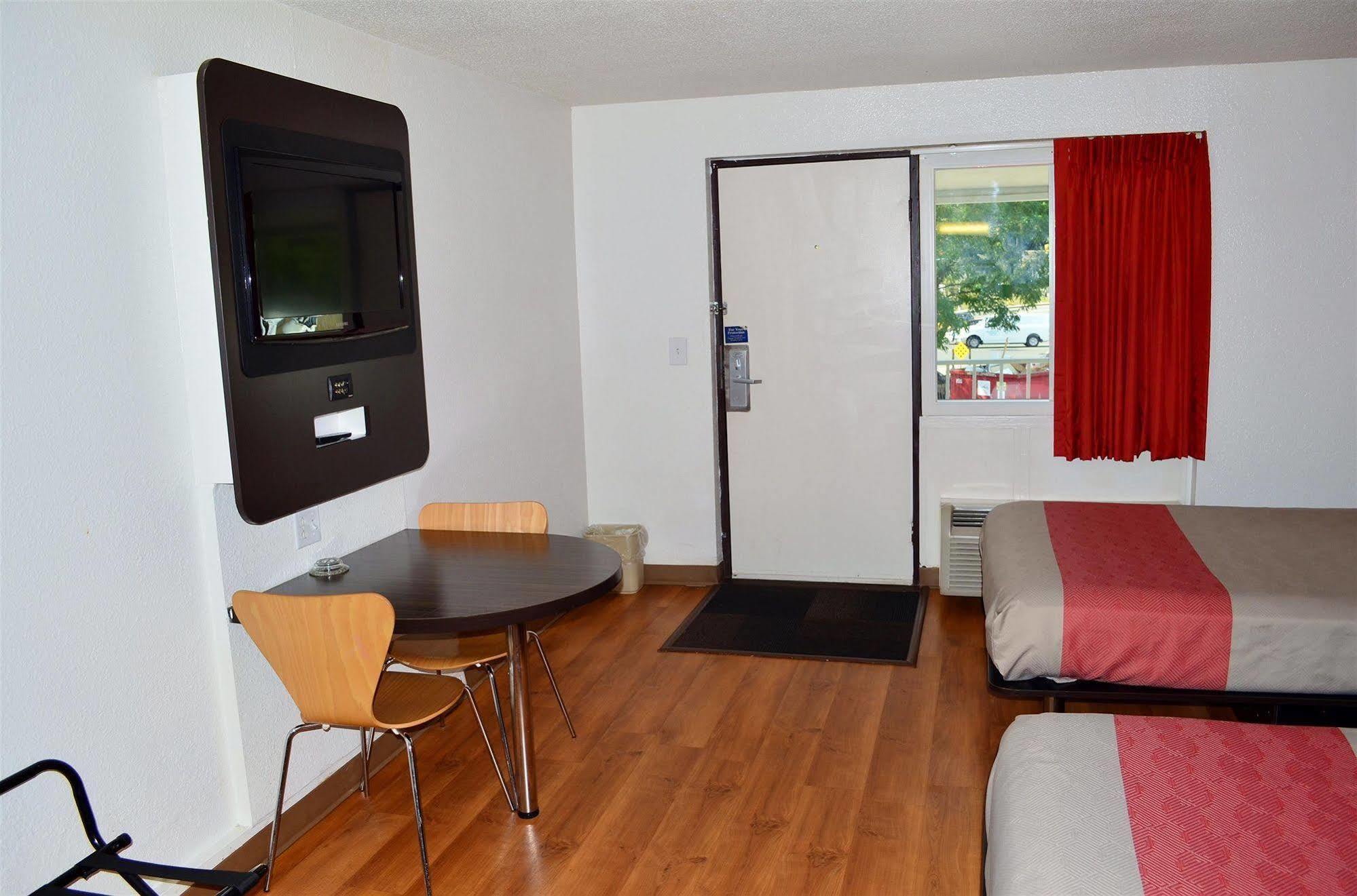 Motel 6 Boston South - Braintree Exterior photo