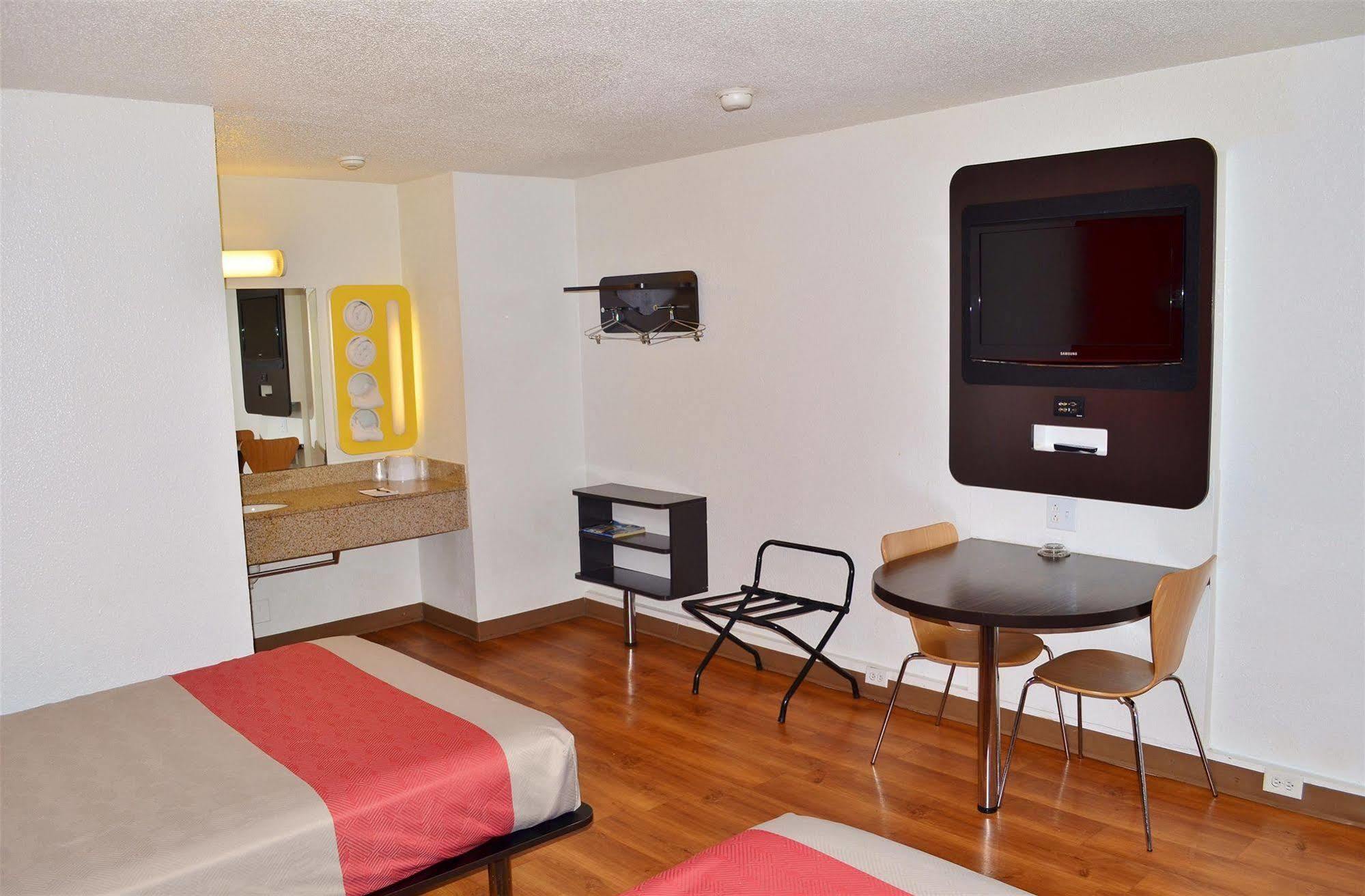 Motel 6 Boston South - Braintree Exterior photo